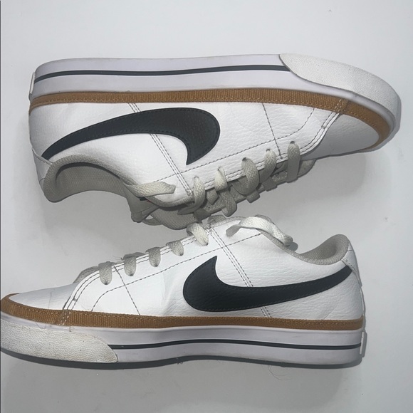 Nike Men's Size 8 -  White, Black, and Brown Sneakers - Picture 5 of 8